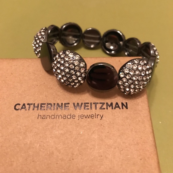 NWOT  BEAUTIFUL CRYSTAL STUD & METALLIC BRACELET - Picture 2 of 5